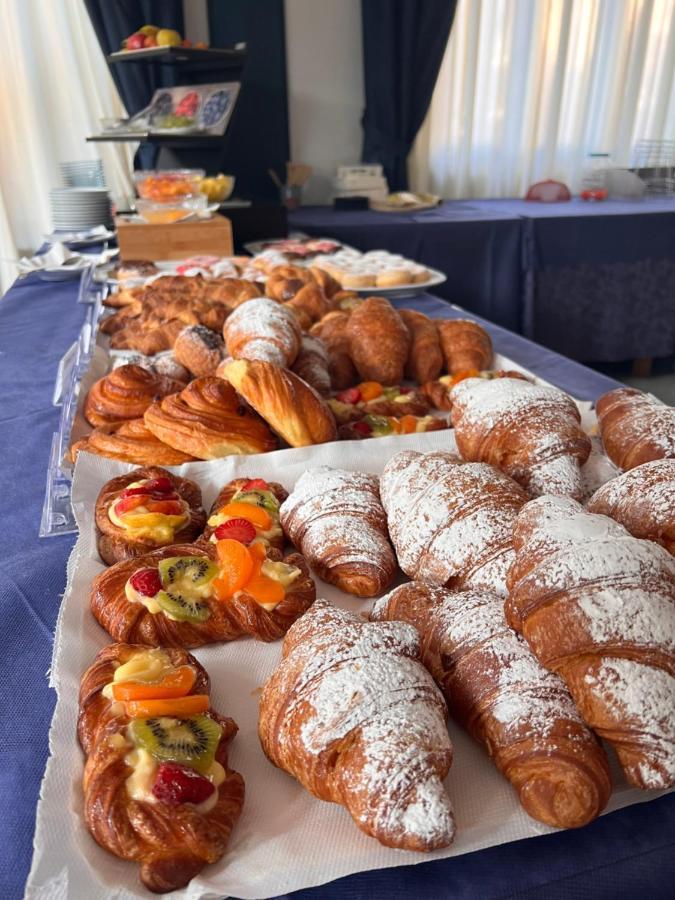 G&D Hotel Deanna Pool&Brunch Милано Мартима Екстериор снимка